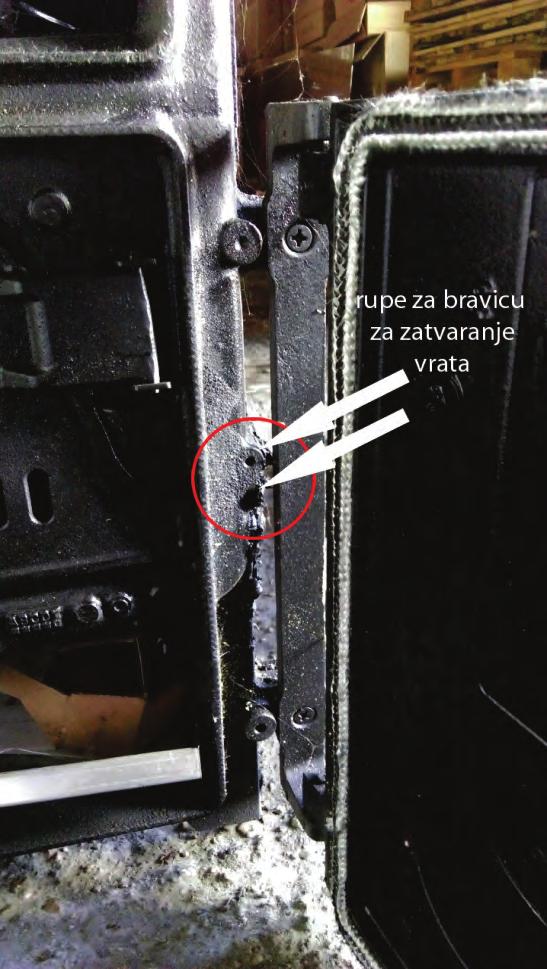 Montaža vrata za gorionik (opcionalno) Kako bi montirali vrata sa pripremljenim otvorom za gorionik na pelet Lamborghini potrebno je skinuti oplatu sa kotla, zatim sa oplate skinuti poklopce od