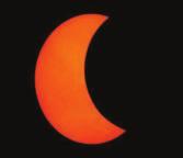 وهناك عدة انواع للكسوف: فعندما يتمكن قرص القمر حجب قرص الشمس تماما يسمى )كسوف كلي-) eclipse.total كما في الشكل) 16-5-a(.