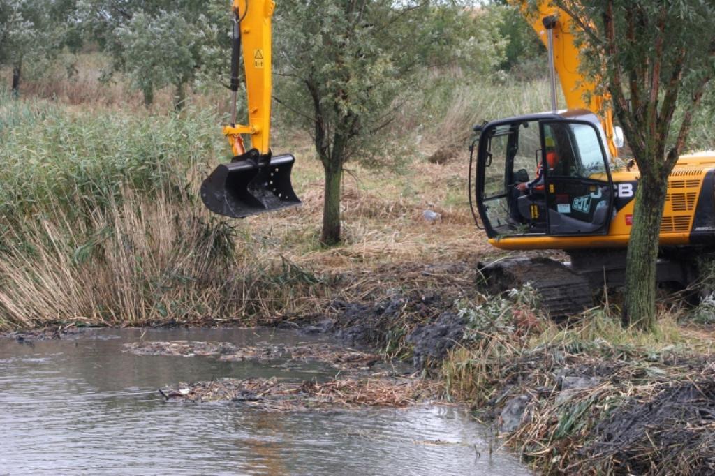 Слика 32. Радови на измуљивању Јегричке (www.ekourb.vojvodina.gov.rs) 7.1. Установљење форланда Форланд представља прелазни појас између реке и копна.
