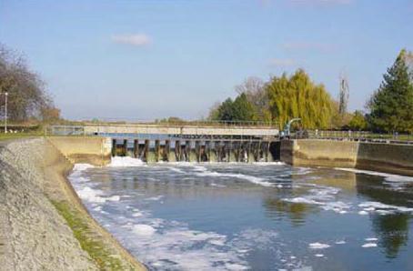 водотоцима потребно је извршити истовремено мерење параметара аерације (концентрације раствореног кисеоника и засићеност воде кисеоником) узводно и низводно од уставе. Слика 34.
