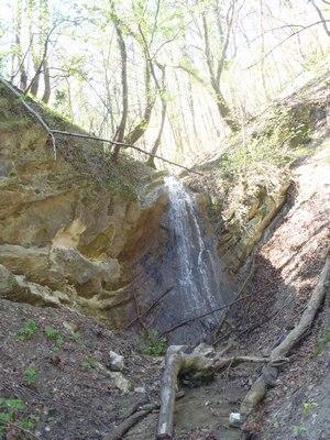 Слика 12. Шакотиначки водопад (www.stazeibogaze.info) Потоци северне подгорине Фрушке горе имају релативно мале дужине, чији је просек 6,8 km.