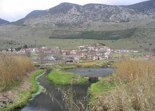 Τα βέλη δείχνουν τη ροή του υπόγειου νερού.