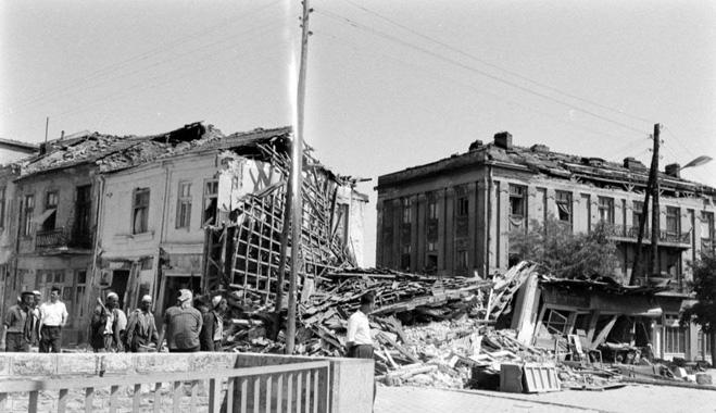 Овој труд е базиран на истражување на историски материјал за скопскиот земјотрес од 1963 година, а со цел да се идентифицираат одредени клучни аспекти врзани за овој земјотрес и тоа со особен фокус