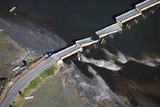 Слика 1.1. Кобе, Јапонија, M=7.2, 1995, целосно уривање на линијата Hanshin Слика 1.2. Целосно уривање, земјотрес во Чиле, магнитуда M=8.8, 27 февруари 2010 Слика 2.1. Мостот Кингдао Хаиван, Кина, претставува најдолг мост преку вода во светот (42.