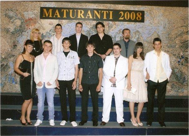 На писменом испиту из матерњег језика ученик обрађује једну од четири понуђене теме, које утврђује Испитни одбор школе, на предлог Стручног већа наставника матерњег језика, са јединствене листе тема