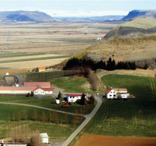 Fjölskyldustærð (og gæludýra)? Börn Ingvars og Magneu eru Þrándur (8 ára), Eyrún Huld (5 ára) og Snorri (2 ára). Einnig býr þar hundurinn Dimma (1 árs). Stærð jarðar? Um 200 ha. Gerð bús?