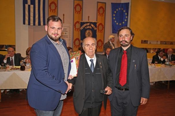 Δελάκης του αφιέρωσε τις δυο κάτωθι κρητικές µαντινάδες: Των αηδονιών παρήγγειλα Στην πόρτα σας να ρθουνε Πρωτοχρονιάτικες ευχές Τσ έλπίδας να σας πούνε Χρόνια πολλά από καρδιάς