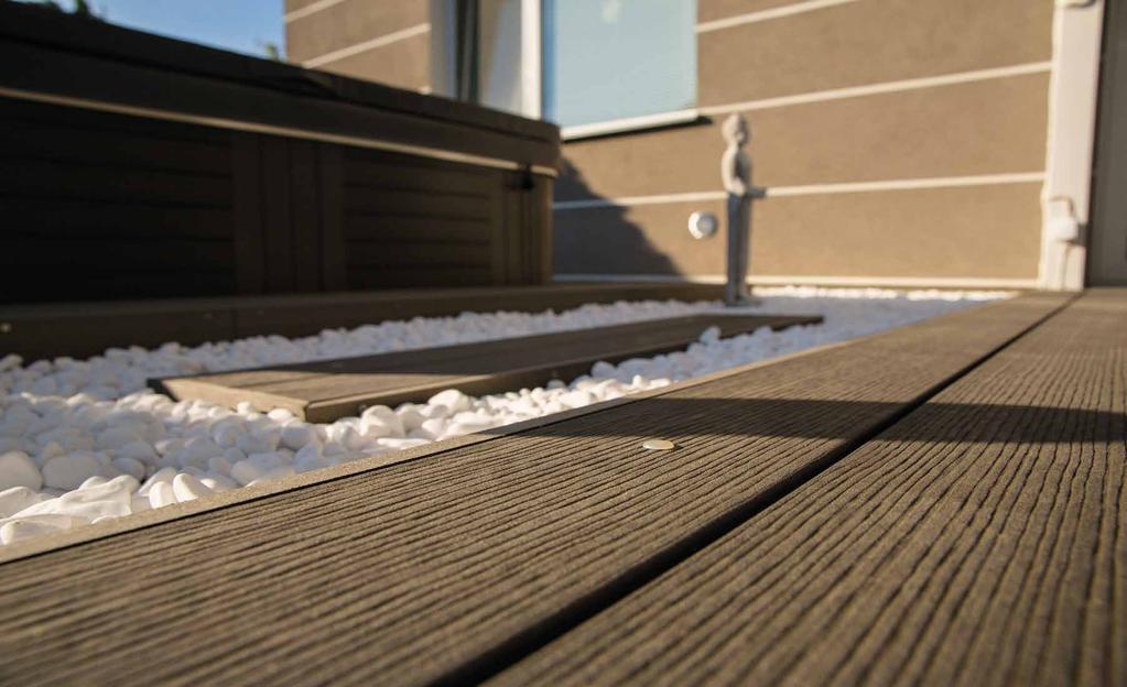 Natural appearance and real feeling of wood ideally combined with extreme durability Φυσική εµφάνιση και πραγµατική αίσθηση ξύλου σε συνδυασµό µε ασύγκριτη αντοχή και ανθεκτικότητα WOODEE is a