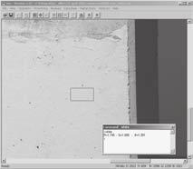 У току сунчаног дана око поднева, фотографише се што већи број различитих униформних површина које оком гледане изгледају најближе белом (фасаде зграда, окречени зидови, ниски кумулусни облаци и