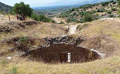 Σε δύο περιπτώσεις (Θησαυρός του Ατρέα, Θησαυρός του Μινύα) υπάρχει μικρό πλευρικό ταφικό δωμάτιο. Είναι συνήθως υπόγειοι, έχουν χτιστεί με ισόδομους λίθους και το σχήμα τους είναι κωνικό.
