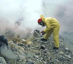 Εικόνα 53 Δειγματοληψία αερίων στο ηφαίστειο Mageik στην Αλάσκα.