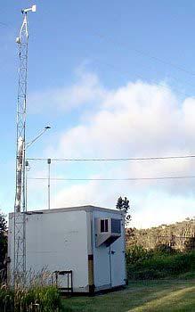 Ένα τέτοιο πεδίο μετρήσεων που λειτουργεί υπό το USGS (United States Geological Survey) είναι εγκατεστημένο στα όρια του κρατήρα Halemaumau στην καλδέρα του ηφαιστείου Kilauea στην Χαβάη.