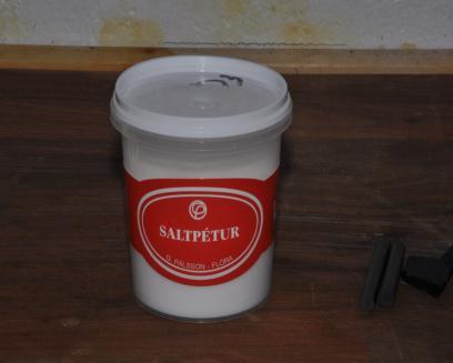 Aðferð: Byrjaðu á því að mæla saman Kolefnið, Saltpéturinn, og Brennisteininn í hlutföllunum 3(C) : 2(KNO 3 ) : 1(S).