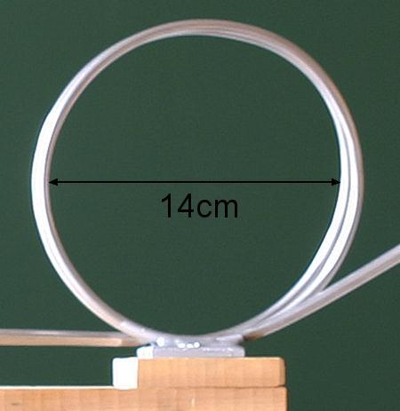v Slika 6: Prvi del naprave top na vijačno vzmet Drugi del naprave je krožna zanka s premerom 14 cm.