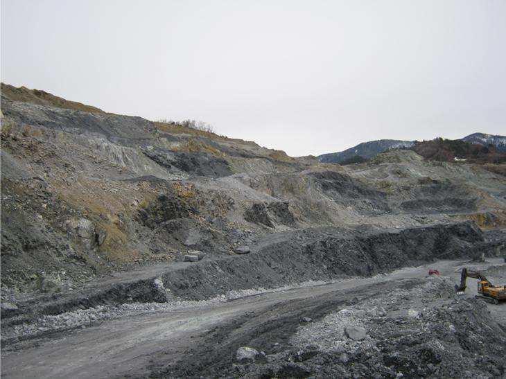 на работните етажи на површинскиот коп. Како најбитна инженерскогеолошка појава во рудникот е појавата на свлечиште во североисточниот дел од рудникот (Слика 24.).