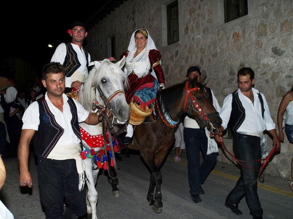 Όπως παλιά! Οι νύφη και ο γαμπρός καβάλα στ άλογα.