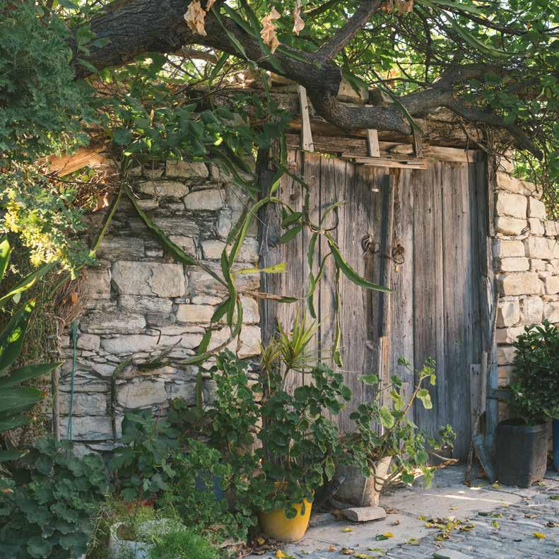 Βάβλα Είναι ένα από τα μικρότερα, σε πληθυσμό, χωριά της περιοχής, χωριό-καταφύγιο για εκλεκτικούς ανθρώπους, που αγαπούν τη φύση, τη γαλήνη και το υγιεινό κλίμα.