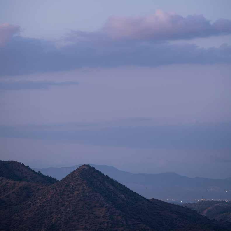 ΚΥΠΡΟΣ Η Κύπρος είναι το τρίτο μεγαλύτερο σε έκταση μεσογειακό νησί και το νοτιοανατολικότερο άκρο της Ευρωπαϊκής Ένωσης και βρίσκεται σε ένα πολιτιστικό, γλωσσικό και ιστορικό σταυροδρόμι μεταξύ της