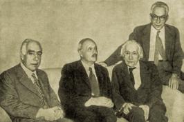 Lielais dānis Nilss Bors 7.. att. Nils Bors (pirmais no kreisās) un Alberts Einšteins (otrais no labās). Relatīvistiskā mehānika v ~ c Klasiskā mehānika S >> h v << c Kvantu mehānika S ~ h 7.. att. Bora atbilstības princips.