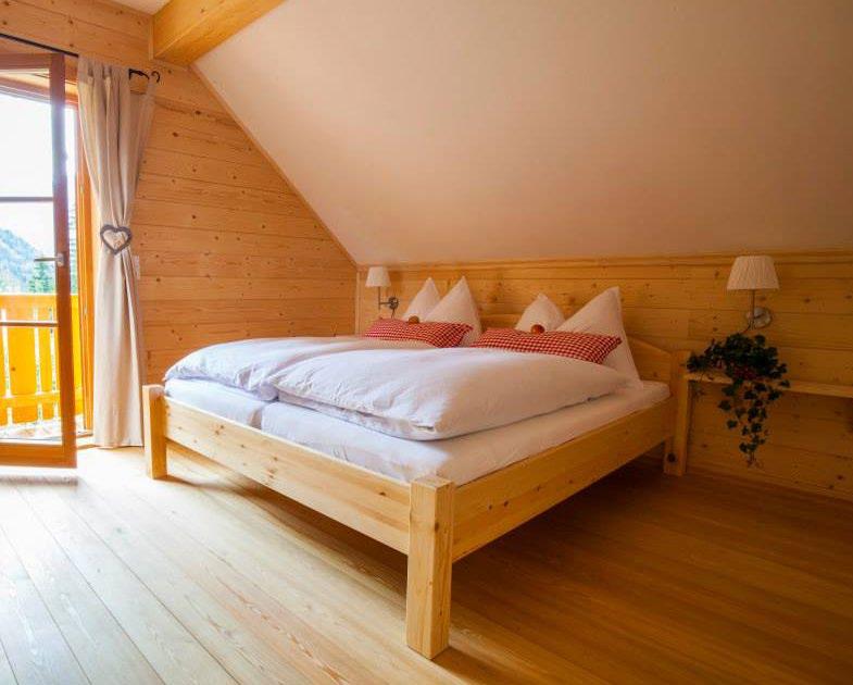 MASIVNE LESENE hiše STALNA 40-60% vlaga Poleg visoke toplotne stabilnosti, kakovosti bivanja v masivni leseni hiši botruje tudi majhno nihanje relativne vlage v prostoru.