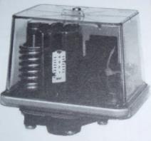 Στον τύπο ελαστικής παραμόρφωσης χρησιμοποιούνται ελαστικά μηχανικά στοιχεία τα οποία κάτω από την επίδραση της πίεσης του αέρα παραμορφώνονται με αποτέλεσμα να ενεργοποιείται ένας ηλεκτρικός