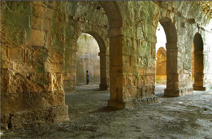 m 3 ). Εικόνα 3 Εσωτερικό Ρωμαϊκής στέρνας στην αρχαία πόλη της Άπτερα, Χανιά.