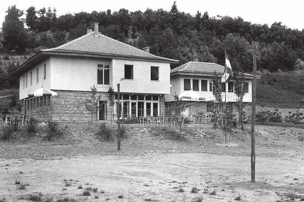 Сл. 3. Дечји дом у Јерменовцима код Тополе, 1956-1957. Fig 3. Children s Home in Jermenovci near Topola, 1956-57.