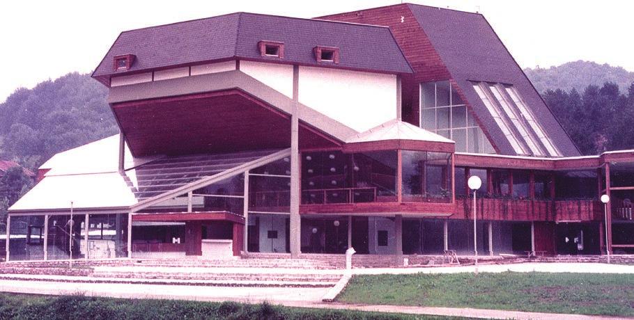 Сл. 11.1-11.5. Дом културе Политика у Крупњу, 1976-1981. 11.1 Fig 11.1-11.5. Politika Memorial Home in Krupanj, 1976-81. 11.2 флексибилан унутрашњи простор.