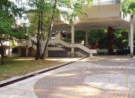 Entrance to the central building, photo: Zoran Milenković ПИОНИРСКИ ГРАД НА КОШУТЊАКУ И МИТРОВАЦ НА ТАРИ Спортско-рекреативни центар Пионирски град значајно је послератно наслеђе архитекте Рајка
