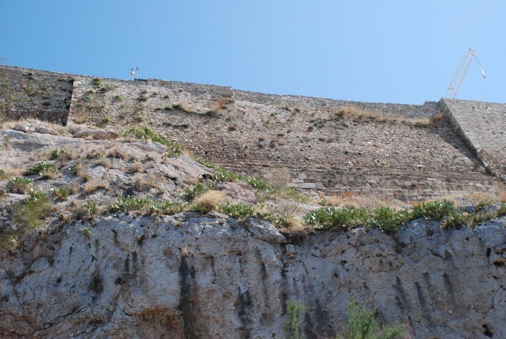 Εικ. 3 Άποψη Τείχους και βραχώδους