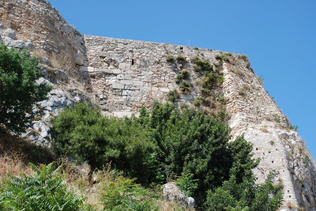 Εικ. 4 Άποψη Τείχους και βραχώδους