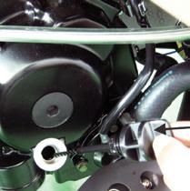 Αλλαγή λιπαντικού κινητήρα Αλλάζετε το λιπαντικό του κινητήρα σύμφωνα με το πρόγραμμα εργασιών συντήρησης.