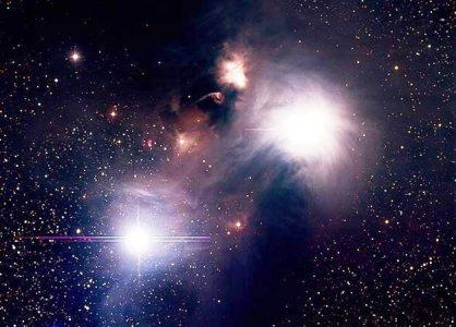 شكل (١٢): نجوم بعيدة وتظهر كالمصابيح المشع ة التي تضيء ما حولها حتى ا ننا نرى بواسطتها الدخان الكوني!