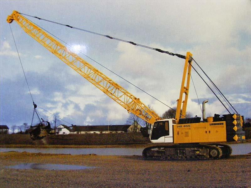 Ο εκσκαφέας με συρόμενο κάδο (dragline, Σχ.2.3) χαρακτηρίζεται και ως γερανός, μιας και ο κάδος κρέμεται από ένα ζεύγος από συρματόσχοινα.