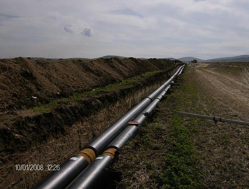 νλνκαζηηθήο δηακέηξνπ DN 500 mm έθαζηνο, νη νπνίνη νδεχνπλ παξάιιεια, ζε κήθνο 16,7 ρηιηφκεηξα θαη δηαζπλδένπλ ηηο Μνλάδεο III θαη IV ηνπ ΑΖ Καξδηάο κε ηελ πφιε ηεο Πηνιεκαΐδαο.