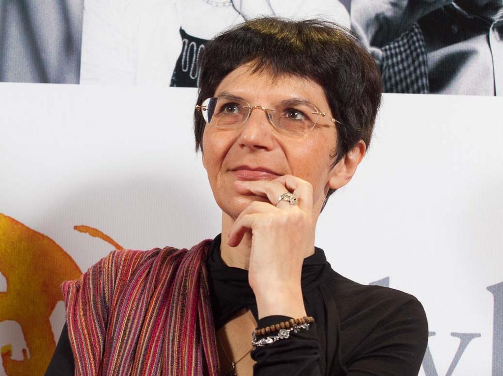 Joana Pirvulesku (Ioana Pârvulescu) Rumānija Viaţa începe vineri (Dzīve sākas piektdien), Humanitas Publishing, 2009. Dzimusi 1960. gadā Brašovā, Joana Pirvulesku 1983.