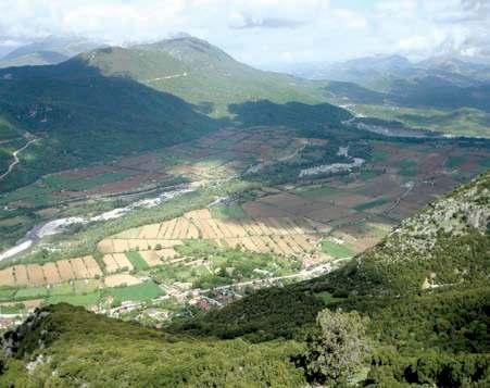 Η δυ τι κό τε ρη σχη μα τί ζει την ηπει ρω τι κή α κτο γραμ μή, η ο ποί α δια μορ φώ νε ται με α πό κρη μνους βρά χους, κα θιστώ ντας τις πε ρισ σό τε ρες α κτές α κα τάλ λη λες για αμ φί βιες ε πι