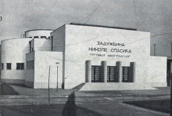 симетријом и уједначеним ритмом понављања облика у кружном току фасаде. Миран кружни ток био је делимично нарушен продором вертикале на средини, у виду куле квадратног облика.