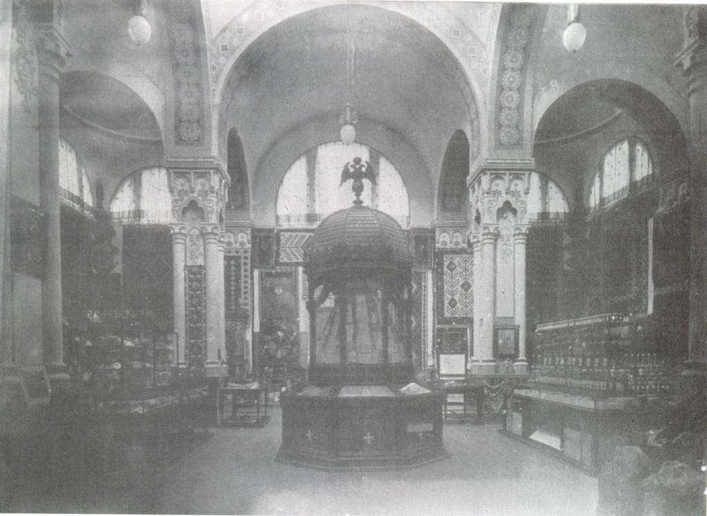 Сл. 20. Павиљон Краљевине Србије, балдахин у ентеријеру Извор: www.pinterest.rs Поред главног улаза у павиљон, у две витрине, били су смештени предмети за шумарство.