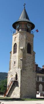 Turnul clopotniţă are 19 m înălţime şi a fost construit în anul 1499.