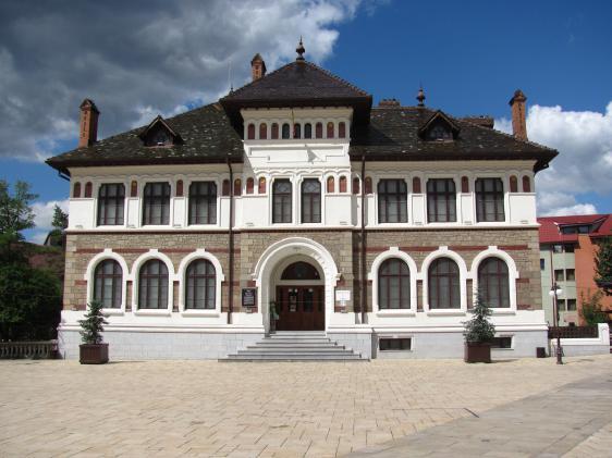 Muzeul de artă Organizat în anul 1980, Muzeul de Artă deţine colecţii de pictură, grafică, sculptură şi tapiserie, semnate de artişti plastici locali sau de renume