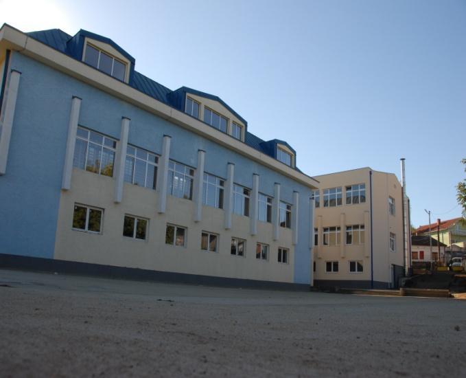 Нa већем делу двoриштa асфалтирано је рукoметнo игрaлиште и игрaлиште за мaли фудбaл.