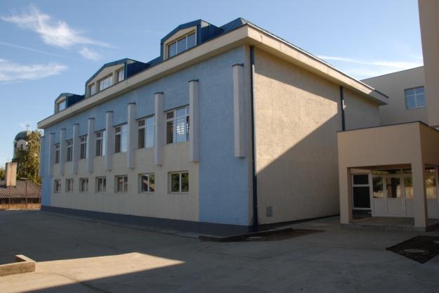 Изглед школе након завршетка радова Школа има једну зграду у засеоку Рамнице која се не користи.