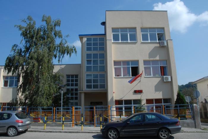 Изглед школе након завршетка радова Наша школа је школа са традицијом. Храм знања, културе, спорта.