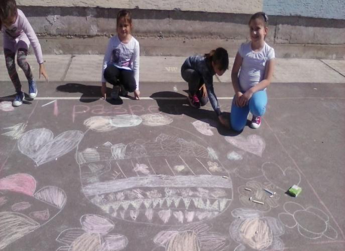 Друга група је осликавала дрвена јаја, која су већ у неколико