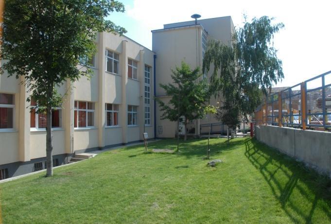 инсталација и грејачи за хоризонталне и вертикалне олуке, фасада и термоизолација на старом и дограђеном делу школе, као и алуминијумска фасадна столарија на шест нових