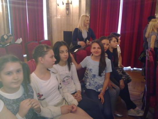 Прву награду за улогу Мие у представи Школски дан на Фестивалу кратких драмских форми Меморијал