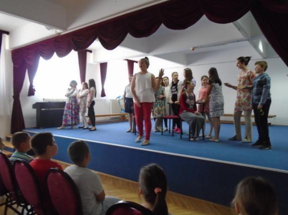 Представа је прихвађена с одушевљењем и изведена је два пута јер су ученици желели још једном да је погледају. 8. ПРЕДСТАВА ДРАГИ ДНЕВНИЧЕ ЗА УЧЕНИКЕ ОД 5. ДО 8. РАЗРЕДА У четвртак, 09.06.2016.год.