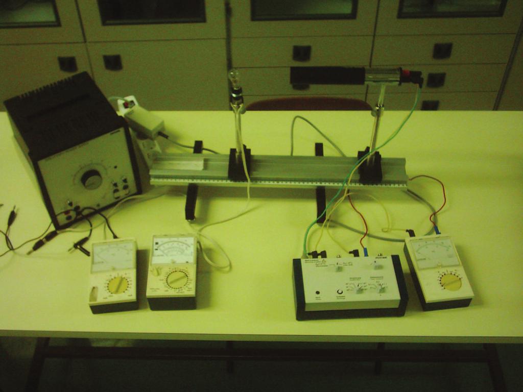 ISTRAŽIVAČKI STUDIJ FIZIKE NFP1 3 Slika 2. Postav vježbe. Mollovog termočlanka s univerzalnim pojačalom, dva voltmetra (0.3 30 V), univerzalnog instrumenta-ampermetra (1 ma 10 A).