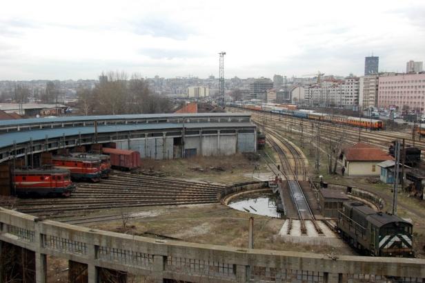 Стварање нове државе Краљевине СХС, променило је положај и значај Београдског железничког чвора у новој, знатно већој, мрежи државних железница. Пројекат нове ложионице, грађене током 1925. и 1926.